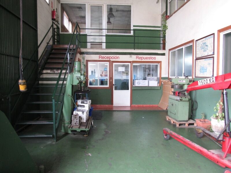 Parte del taller de rectidiesel en el que se ve la oficina que se compone de recepción y repuestos